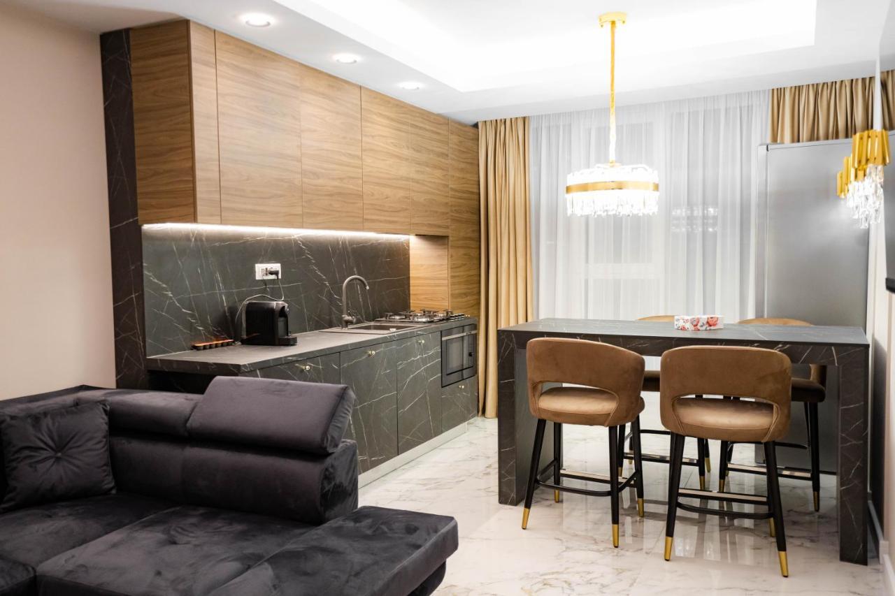 Deluxe Aparthotel Marwell Residence ซูชาวา ภายนอก รูปภาพ