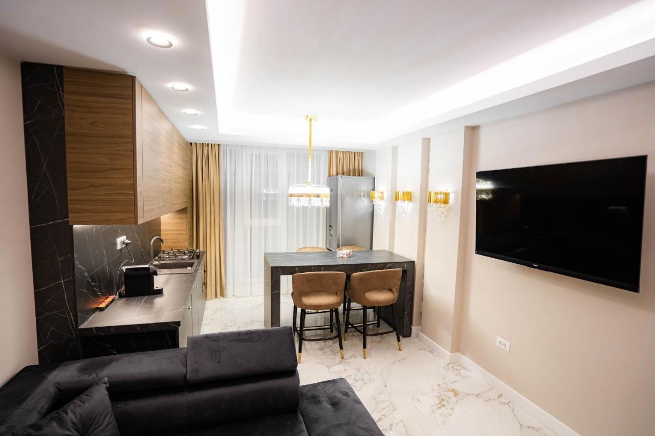 Deluxe Aparthotel Marwell Residence ซูชาวา ภายนอก รูปภาพ