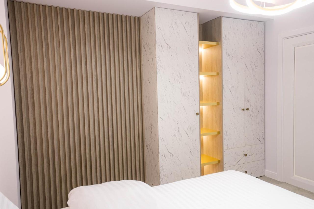 Deluxe Aparthotel Marwell Residence ซูชาวา ภายนอก รูปภาพ