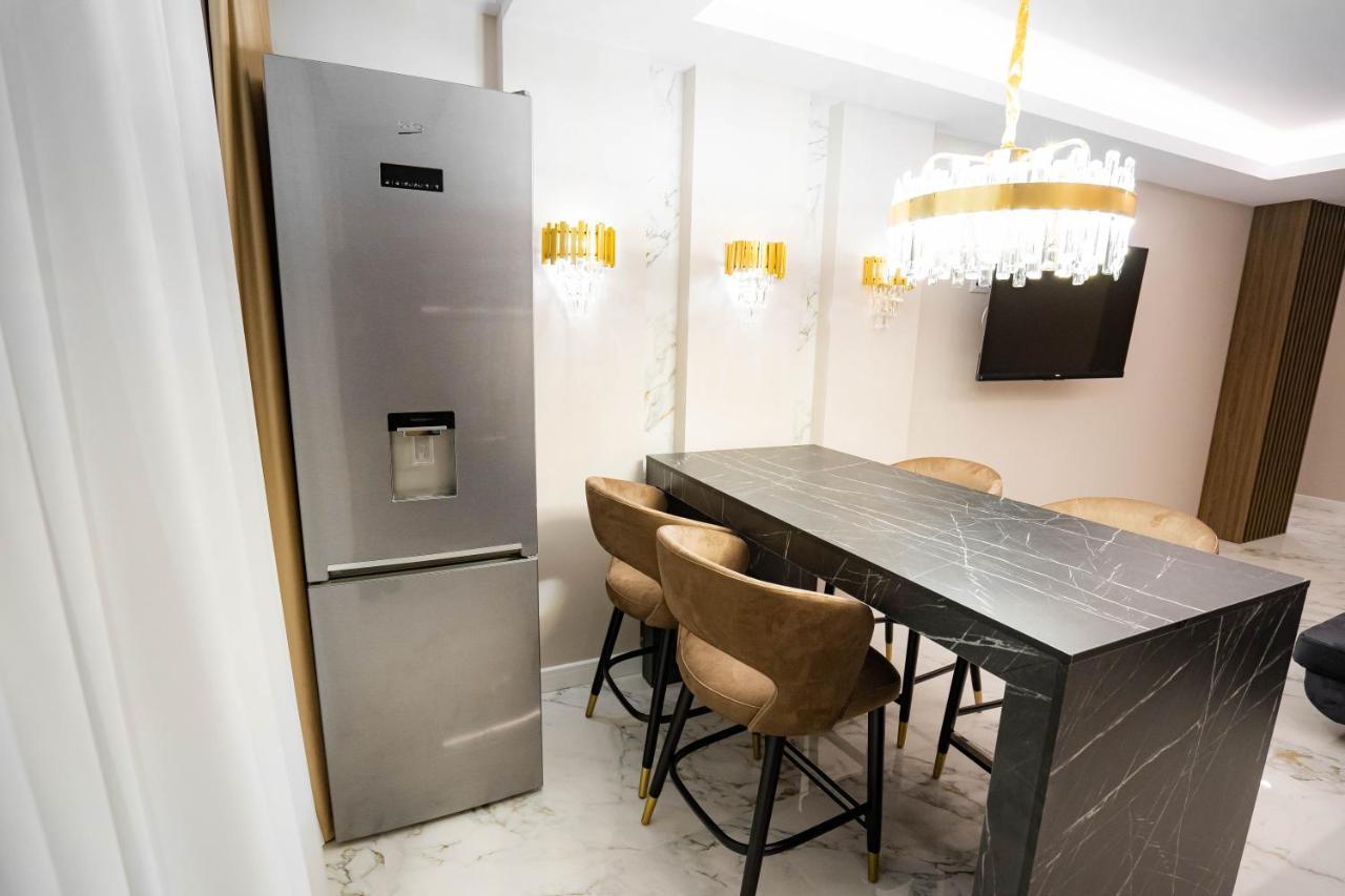 Deluxe Aparthotel Marwell Residence ซูชาวา ภายนอก รูปภาพ