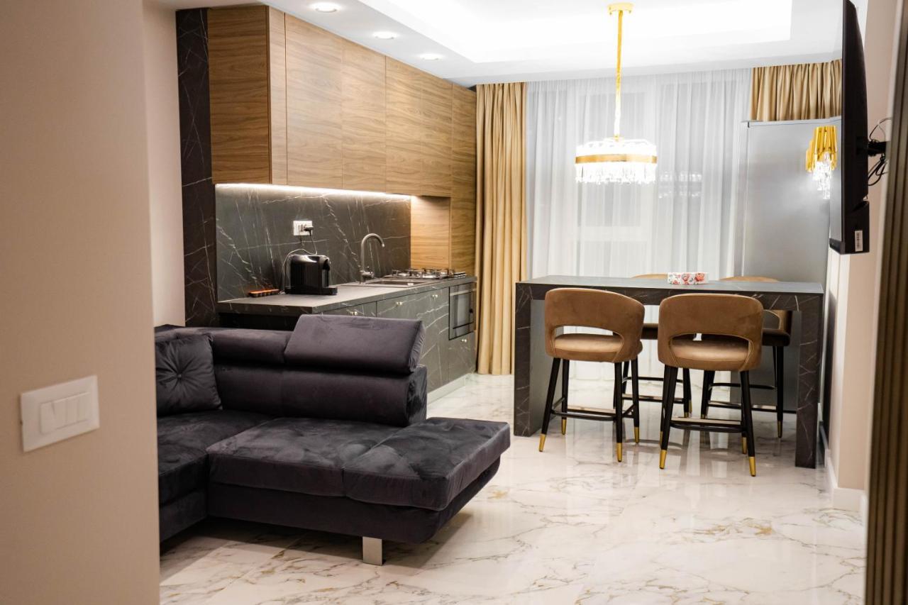Deluxe Aparthotel Marwell Residence ซูชาวา ภายนอก รูปภาพ