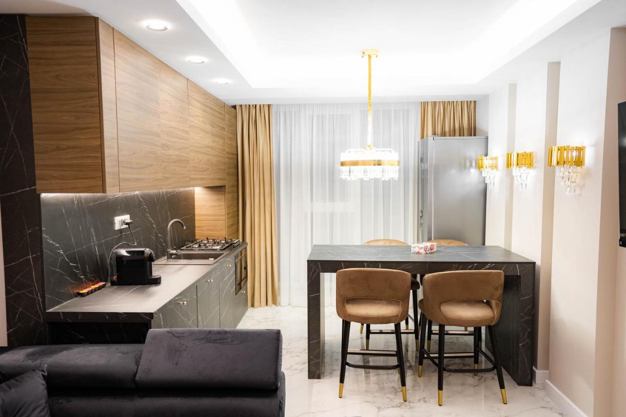 Deluxe Aparthotel Marwell Residence ซูชาวา ภายนอก รูปภาพ