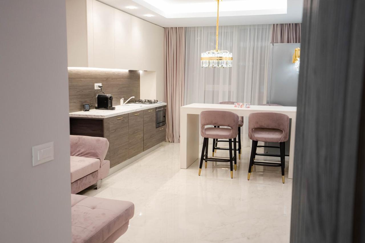 Deluxe Aparthotel Marwell Residence ซูชาวา ภายนอก รูปภาพ