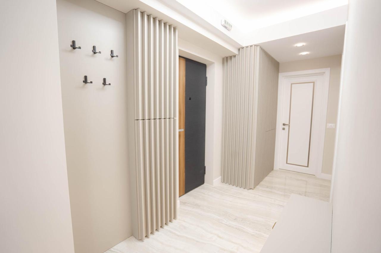 Deluxe Aparthotel Marwell Residence ซูชาวา ภายนอก รูปภาพ