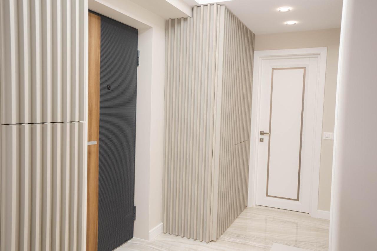 Deluxe Aparthotel Marwell Residence ซูชาวา ภายนอก รูปภาพ