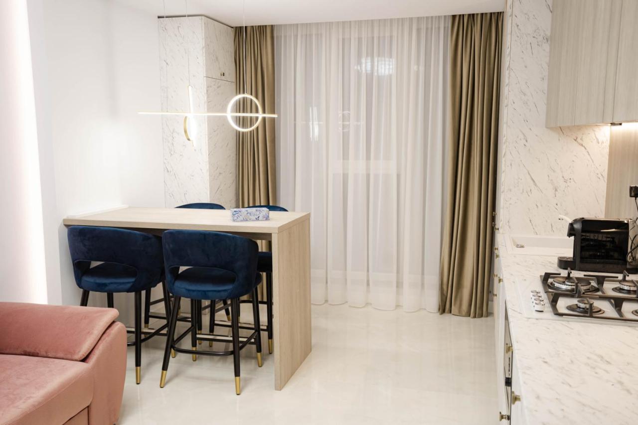 Deluxe Aparthotel Marwell Residence ซูชาวา ภายนอก รูปภาพ