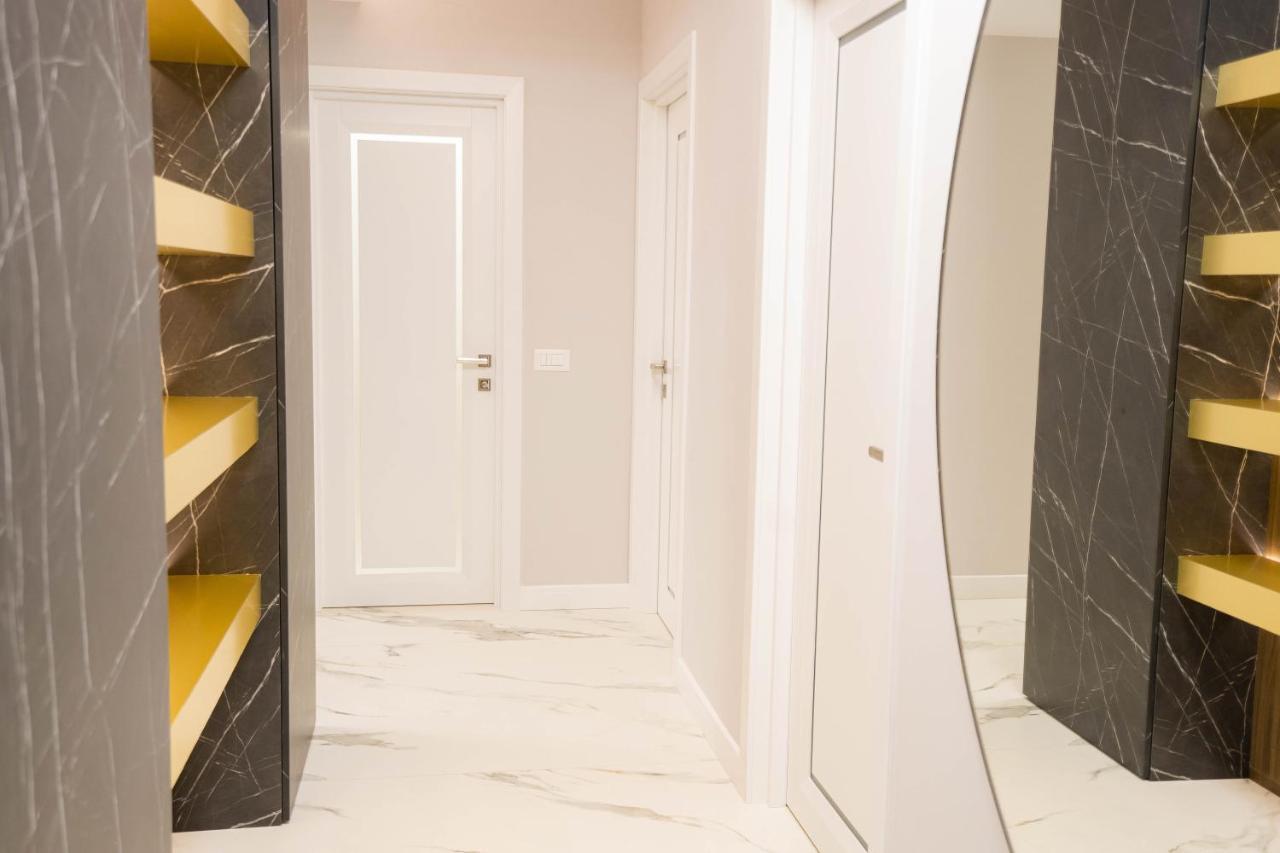 Deluxe Aparthotel Marwell Residence ซูชาวา ภายนอก รูปภาพ