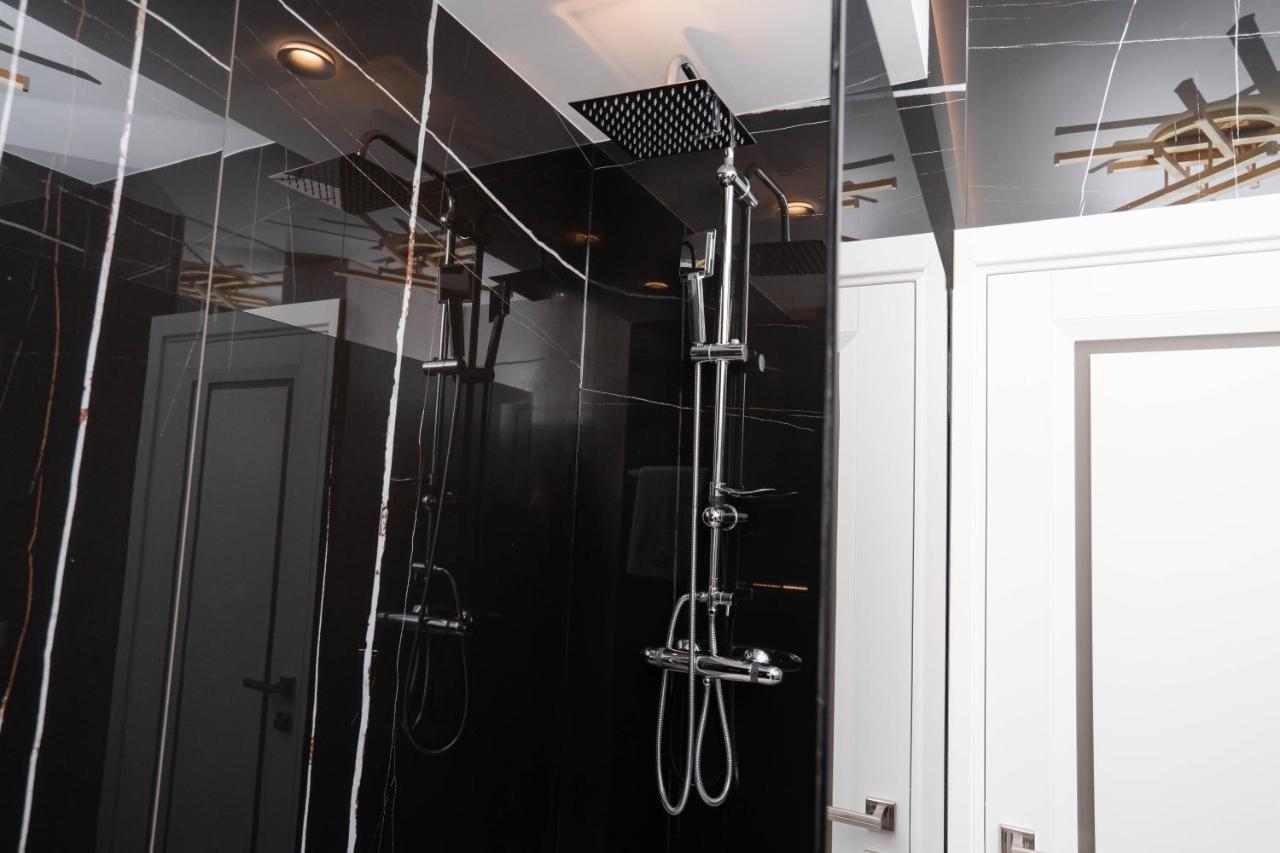 Deluxe Aparthotel Marwell Residence ซูชาวา ภายนอก รูปภาพ