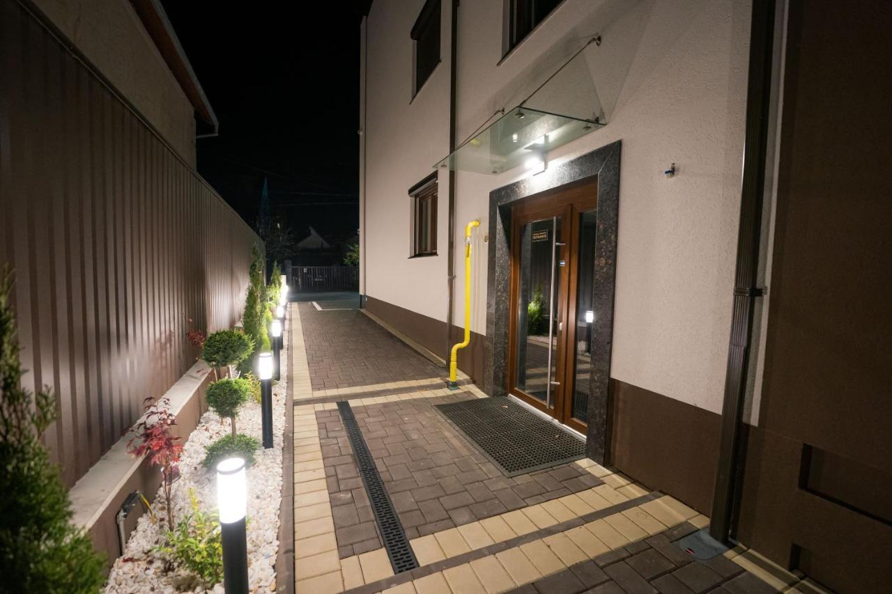 Deluxe Aparthotel Marwell Residence ซูชาวา ภายนอก รูปภาพ