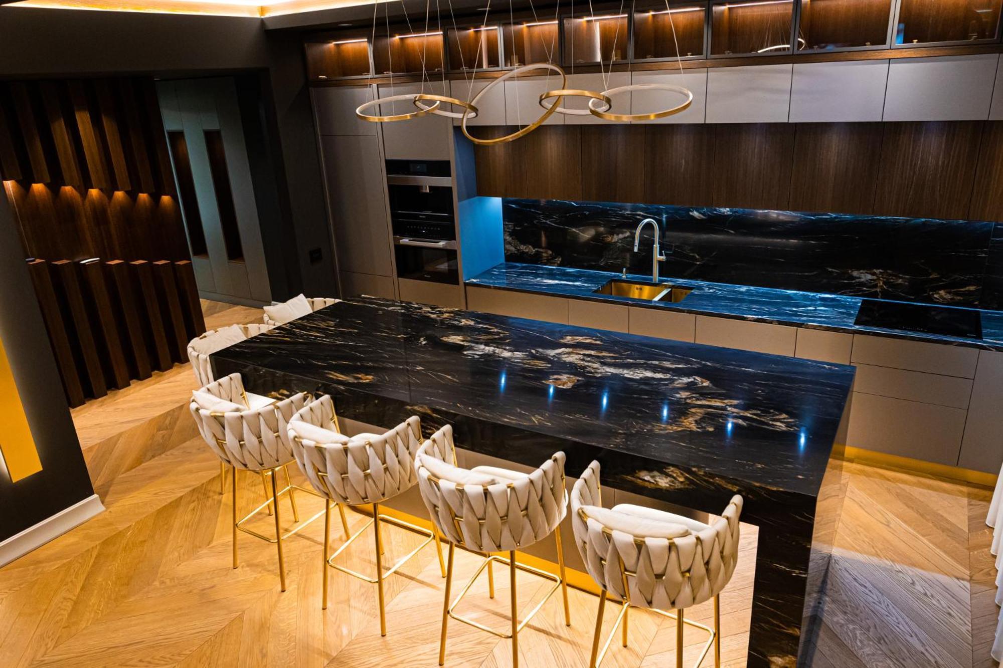 Deluxe Aparthotel Marwell Residence ซูชาวา ห้อง รูปภาพ